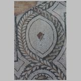 1564 ostia - regio i - insula iv - casa di bacco fanciullo (i,iv,3) - mosaik im hof - detail mitte oben - 2016.jpg